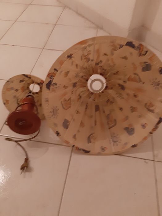 Candeeiro de teto e mesa cabeceira