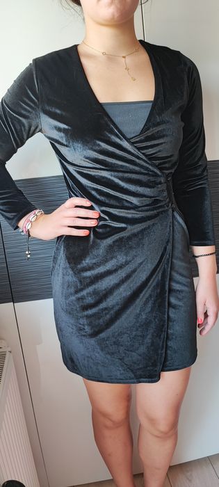 Czarna sukienka welurowa