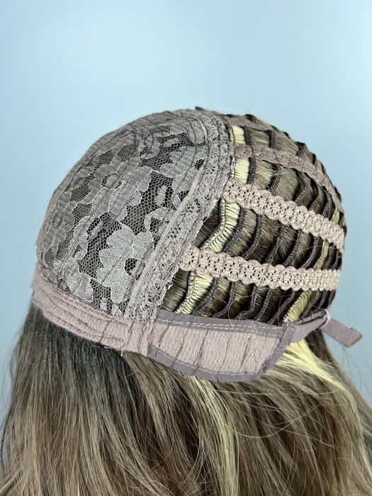 Peruka syntetyczna z grzywką