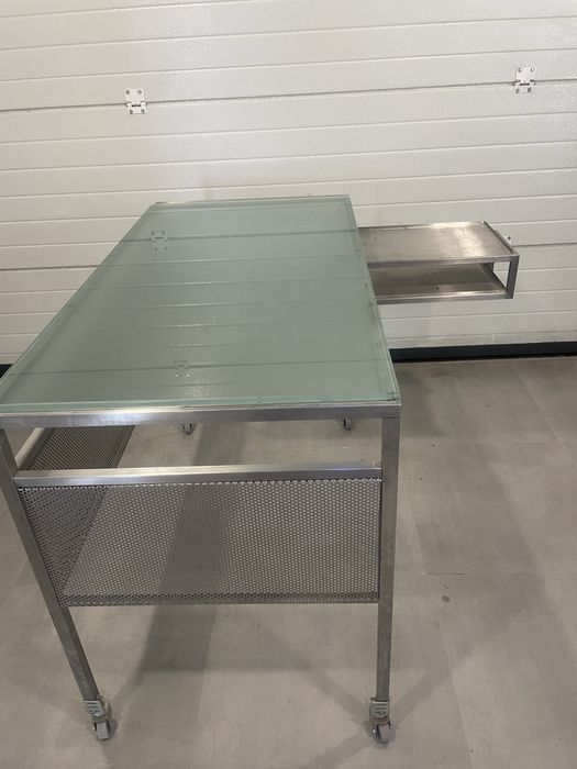 Secretaria em inox e vidro com rodas