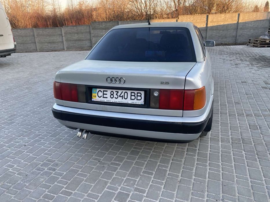 Ауді 100.