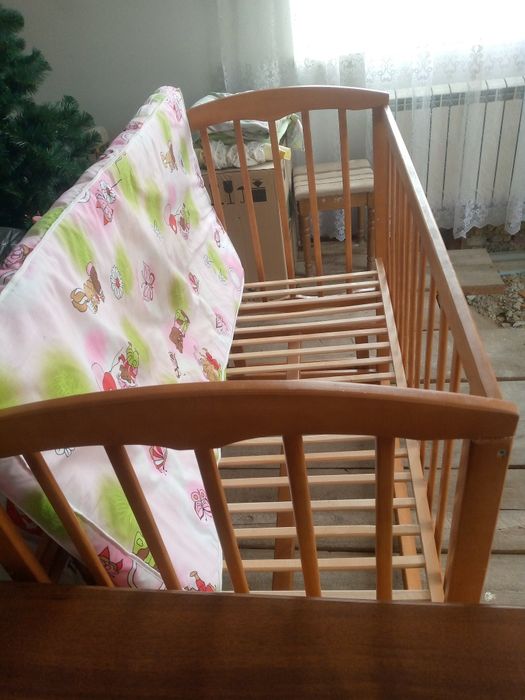 Продам дитяче ліжечко плюс два матраси