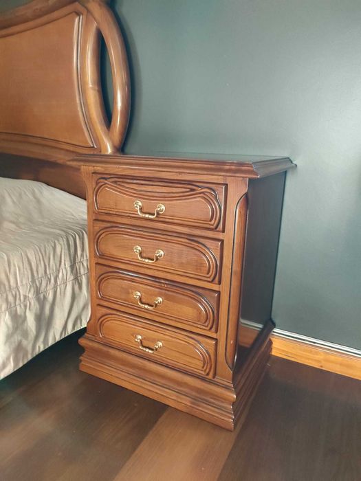 Mobília Quarto-1 Cama Casal+1 Cómoda+ 2 Mesas de Cabeceira + 1 Cadeira