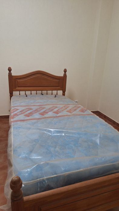 Cama de solteiro de madeira, com colchão