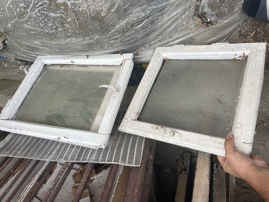 Двері глухі і одні двійні на застройку