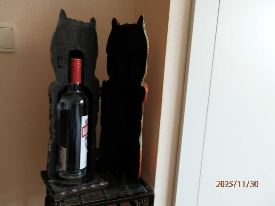 Mocho  esculpido  en Madeira  para guardar Garrafa