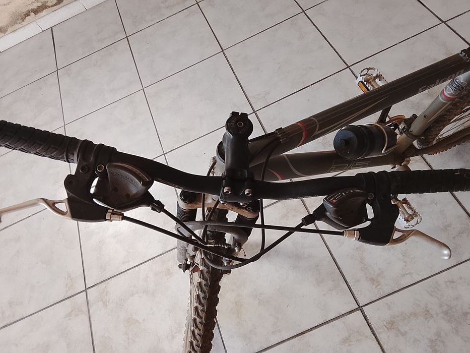 Bicicleta usada mas ainda em bom estado