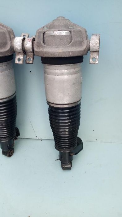 Пневмостойка задняя правая Audi Q7 2006-2015 пневмо стойка права