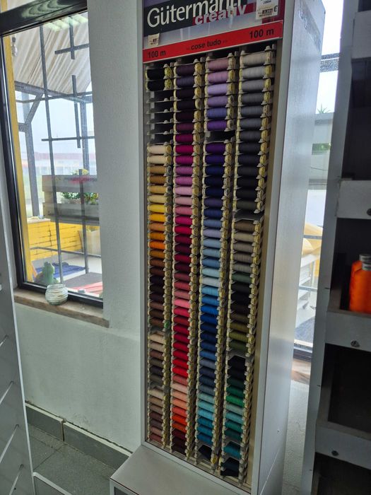 Expositor de Linhas Gutermann Cose Tudo 100m