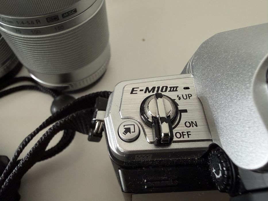 Olympus OM-D E-M10 Mark III + 2 lentes + tripé Rollei