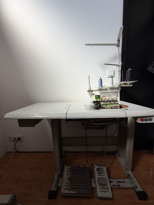 Maquina de costura de corte e coze