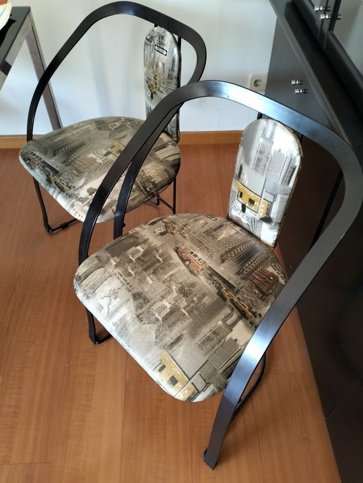 Mesa de sala em vidro preto com 4 cadeiras em ferro lacado