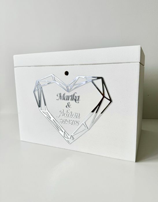 Personalizowane białe pudełko na koperty lustrzany srebrny napis pleks