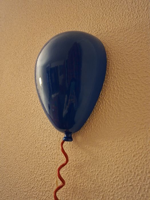 Candeeiro azul de parede em forma de balão