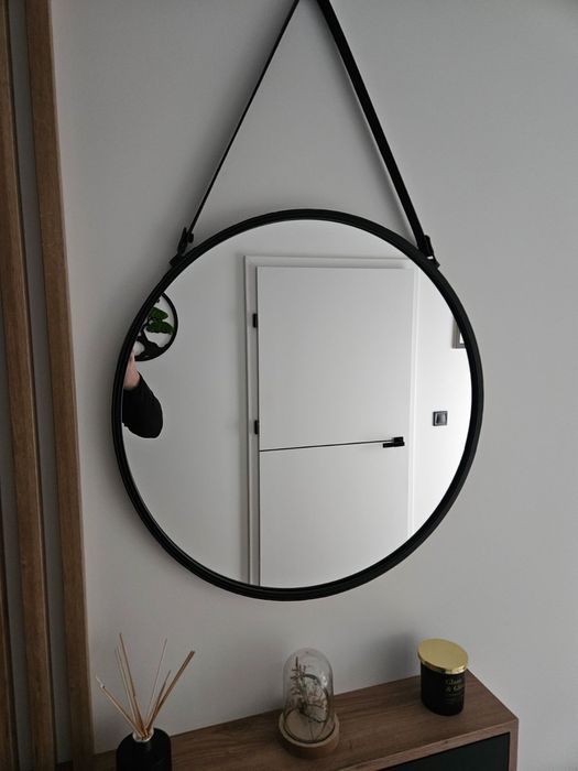 Modne lustro na skórzanym pasku