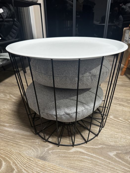 Stolik kawowy z poduszkami