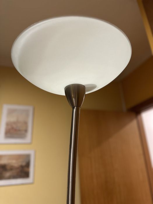 Vendo candeeiro de pé em inox com algumas marcas de uso!