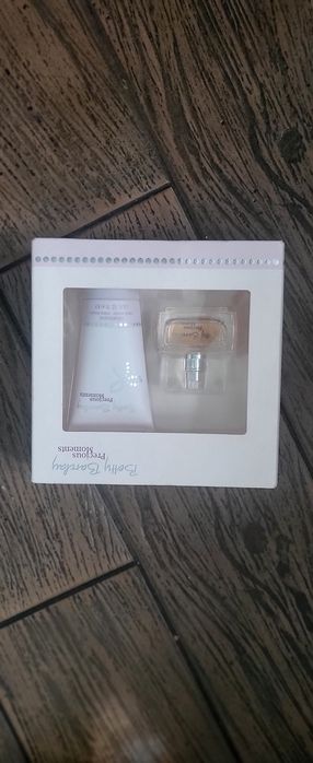 Sprzedam za połowę ceny sklepowej perfumki mix, zestawy na prezent