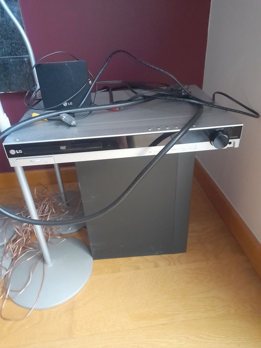 Home cinema LG com 5 colunas