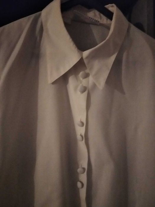 Blusa branca com botões forrados e manga comprida