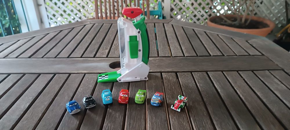 Brinquedos carros e aviões pixar