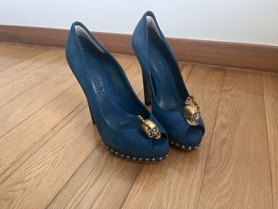 Alexander McQueen sapatos de salto em camurça azul com peep toe