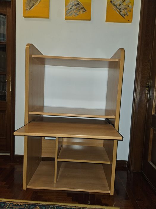 Vendo uma estante e secretária.