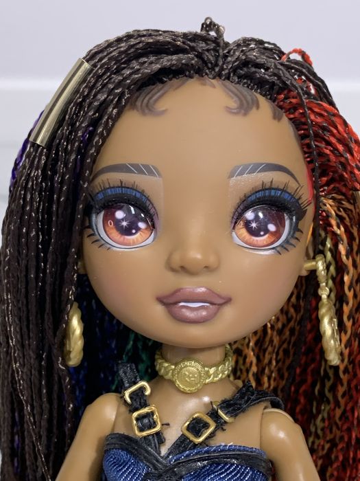 Lalka modowa rainbow high rockstar z perkusja Vanessa Tempo warkoczyki