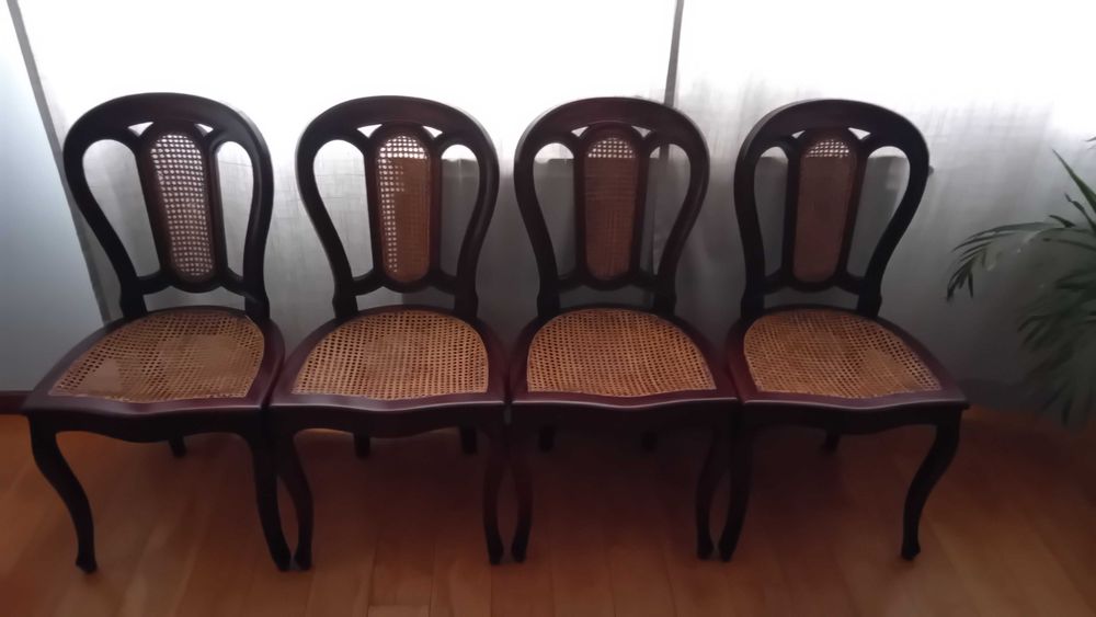 Mesa de Jantar Extensível em Madeira de Mogno com 8 Cadeiras c/ Assento em Palhinha