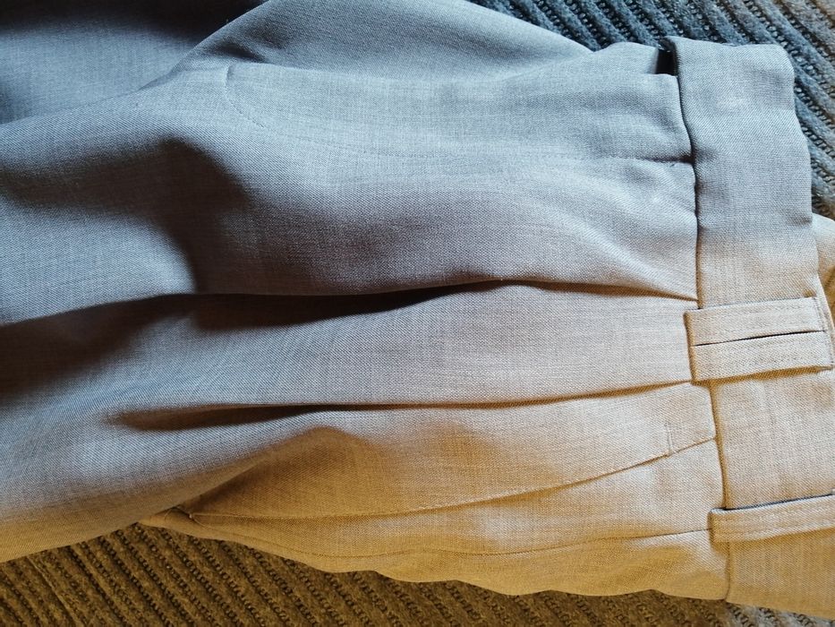 Jasne eleganckie spodnie garniturowe