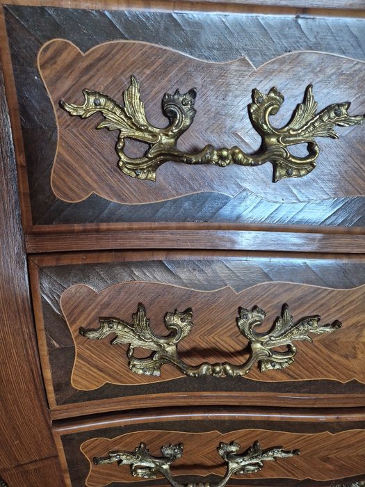 Cómoda estilo Luís XV