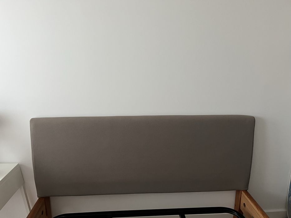 Cama castanho com cabeceira estofada