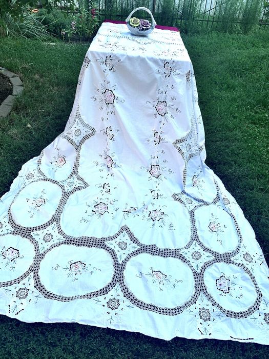 Нарядные скатерти ручнои работы
