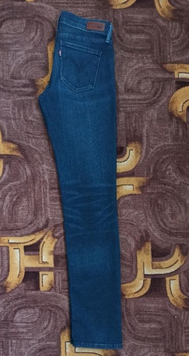 Стрейчевые джинсы зауженные Levis