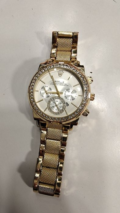 Часы в жёлтом металле