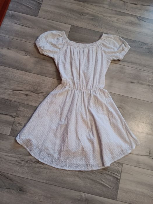 Ażurowa biała sukienka asymetryczna