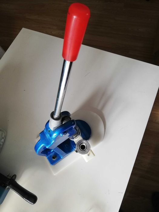 Máquina para fazer pins