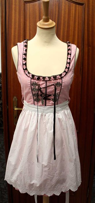 Vestido Vintage Bavarian Rosa com Avental Branco