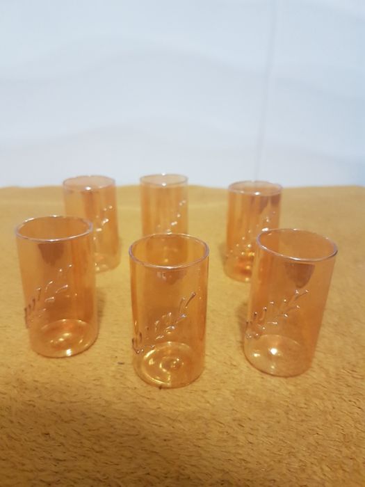 Kieliszki z PRL,z motywem gałązki,miodowe.