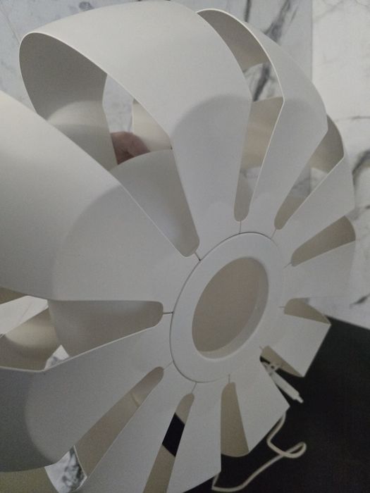 Duża biała metalowa lampa