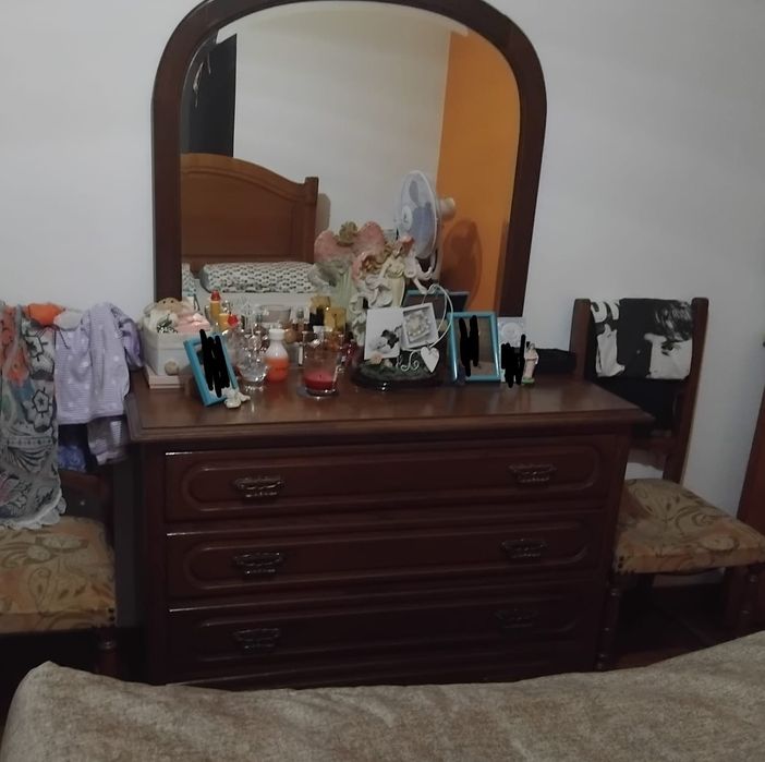 Vendo cama com mesinhas de cabeceira e cómoda incluídas