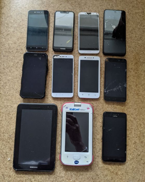 Лот різних телефонів