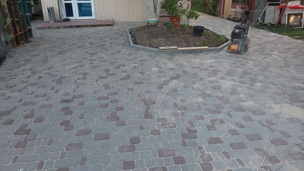 Укладання тротуарної плитки. Укладка тротуарной плитки. Доступні ціни!