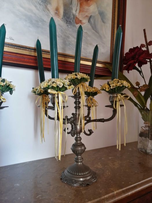 Castiçais de estanho com 5 velas e coroas decorativas