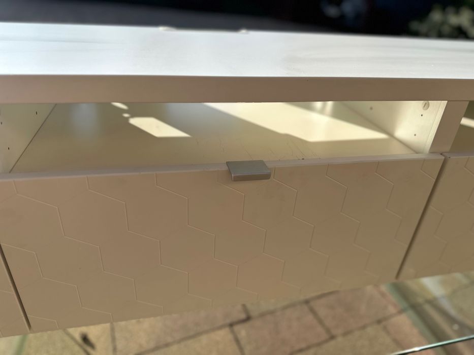 Szafka pod TV Besta biała, fronty plaster miodu 3 szuflady, 3 półki