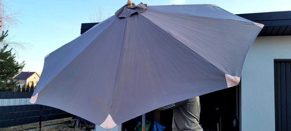 Parasol ogrodowy z podestem