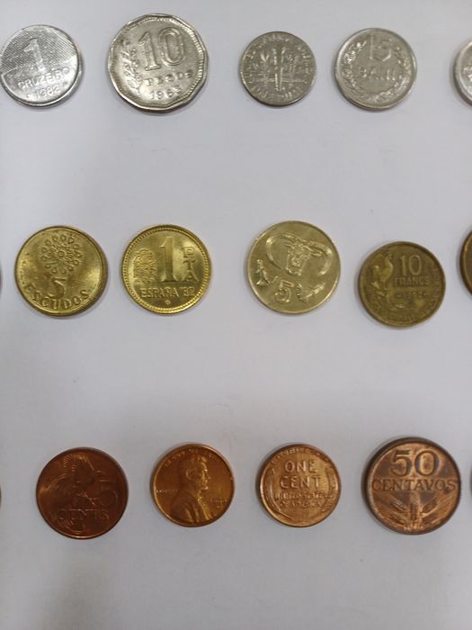 Lote 8 / Conjunto 8 de 30 Moedas diferentes