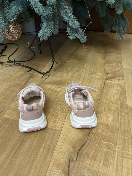 Кросівки на дівчинку