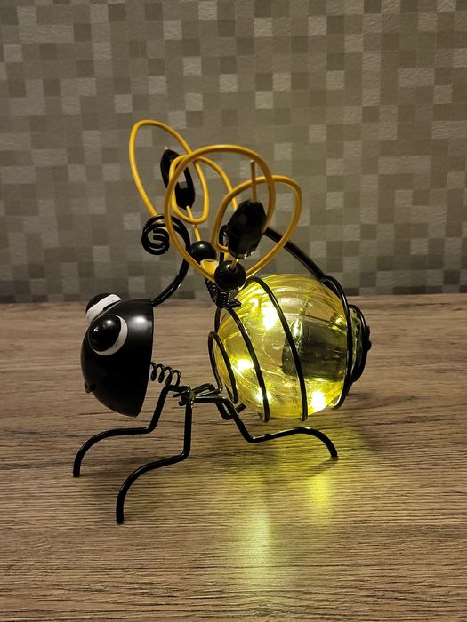 Lampka solarna w kształcie pszczoły