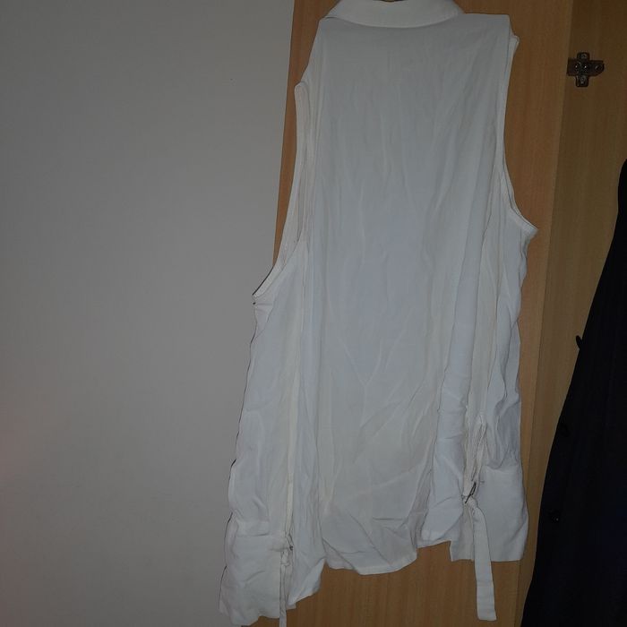 Camiseiro branco, aberto nos ombros